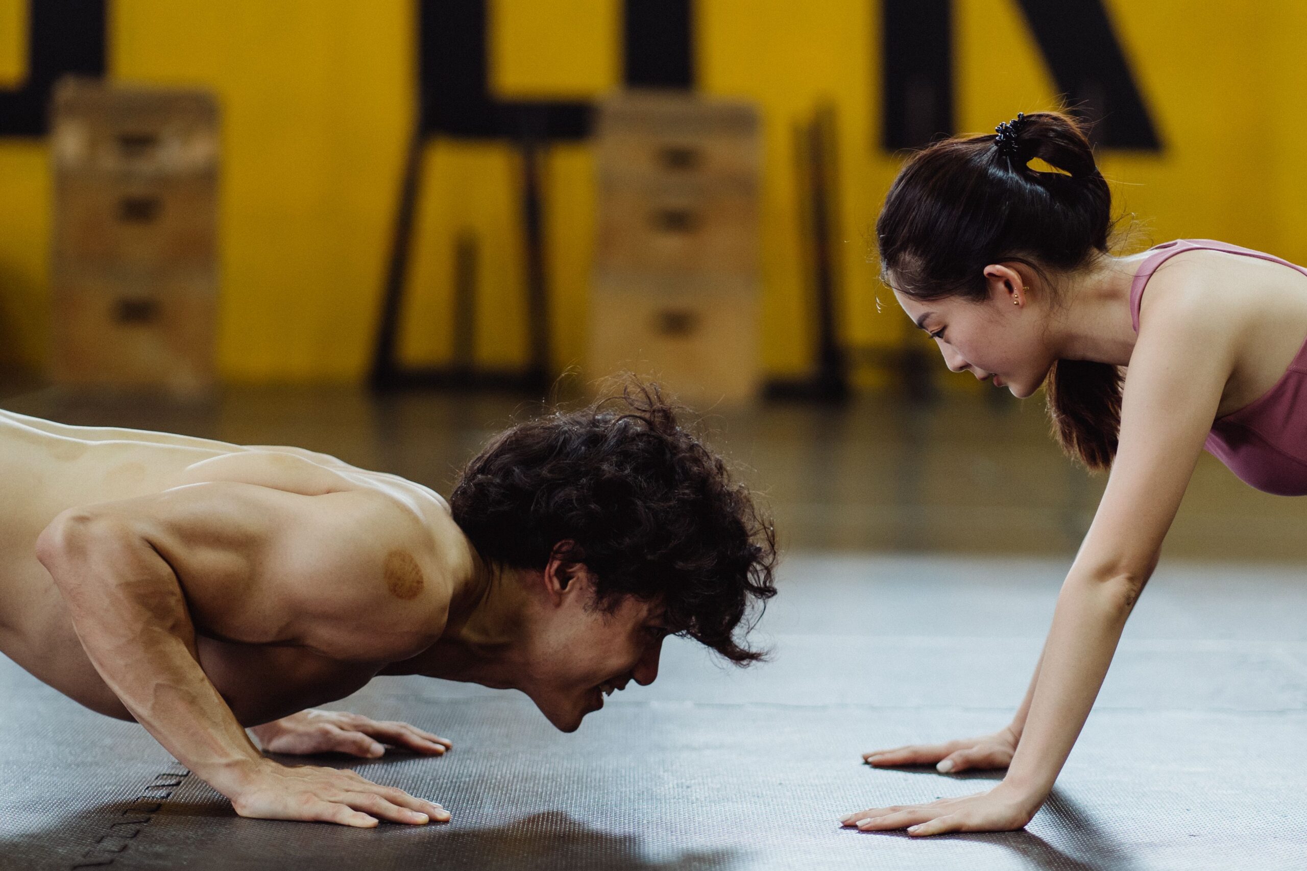 跪姿俯卧撑 (knee push-up) —— 紧致胸部与手臂